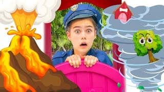 Stacy y Mia finge jugar una persecución policial y aprende las reglas de seguridad.