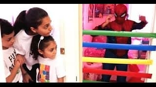 Los niños encuentran personajes de dibujos animados Marvel y huevos gigantes de sorpresa