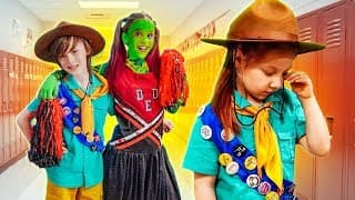 ЧЕРЛИДЕРША ЗОМБИ ТЕПЕРЬ С МОИ ПАРНЕМ СКАУТОМ?! Скауты В ОДНОЙ ШКОЛЕ с Зомби Черлидершами!