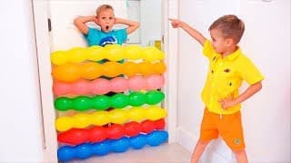 As crianças Vlad e Nikita brincam com balões