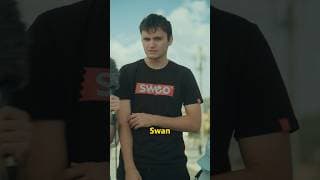 Un iphone ou Swan 😱 @itsneotheone #firstshortvideo #pourtoi #microtrottoir #humour