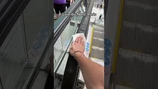 METTRE UNE LINGETTE SUR UN ESCALATOR À GARE DU NORD