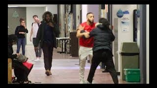 POUSSER LES GENS DANS LES COULOIRS (CAMÉRA CACHÉE)