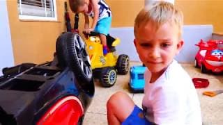 Влад и Никита играют в мастерскую машин