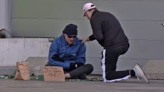 Ce FAUX SDF m'a CHOQUER (regarde jusqu'à la fin)