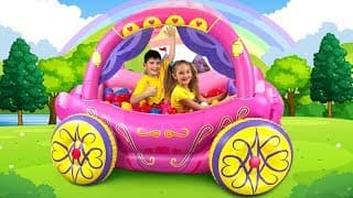 Sasha con el Carruaje Inflable de Princesa