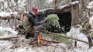 SOLO BUSHCRAFT CAMP 4 Items Only -Natural Shelter- Wild Game Over the Fire