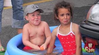 Stationné dans la piscine d'enfants