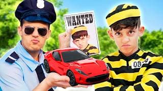 Un policía ayuda a Jason a aprender las reglas de conducta de los niños