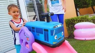 Влад и Никита катаются с горки кто быстрей