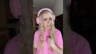 WHO ELSE IS A GIRL THAT PLAYS ROBLOX... 🤔 #SHORTS
