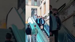 DIS SIRI !! ( SON TÉLÉPHONE FAIT PLOUF 😱💦 )