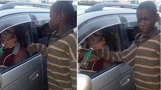 CET ENFANT DE LA RUE S’APPROCHE DE LA VOITURE POUR MENDIER.QUAND IL REGARDE À L’INTÉRIEUR IL PLEURE