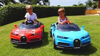 Влад и Никита играют с машинами