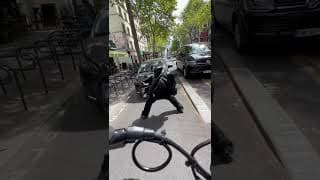 Il roule en voiture sur une piste cyclable je sauve la circulation 😭