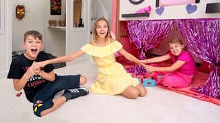 Vania et Mania jouent avec un ami dans une pièce secrète sous le lit