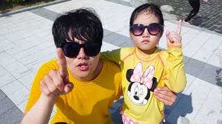 보람이와 아빠 물놀이터 에서 신나게 놀아요 طفلة وأب مسرحية التظاهر في الحديقة المائية مع الشمس مضحك