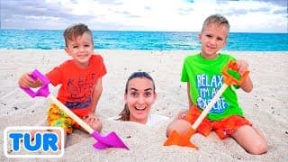 Vlad ve Nikita sahilde e臒lenceli bir g眉n ge莽irdi! Anne ve kum ile oynamak