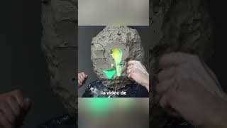 Il Enveloppe Sa Tête Avec Du Ciment