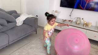 Amira joue avec un géant ballon