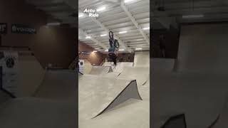 IL CASSE SON VÉLO EN DEUX 😱