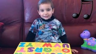 Enfant 3 ans chante chanson alphabet en français / Alphabet song / ABC in french