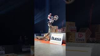 Toni Bou dans la zone métallique de Montpellier #bike #moto #motorsport #motorcycle #trial