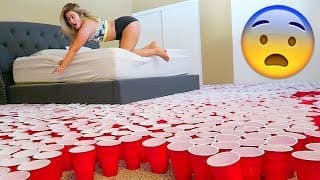 IL EMPÊCHE SA COPINE D'ALLER AU TOILETTE !