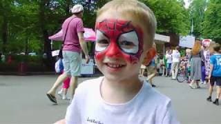 Vlad e os pais no parque