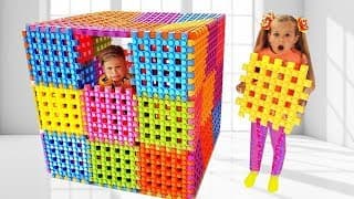 Diana y Roma están jugando con bloques de jugurete multicolor