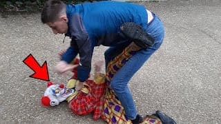 ON ENLÈVE LE MASQUE DU CLOWN TUEUR EN DIRECT ! ( CA TOURNE MAL )