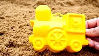 Jouer avec les bacs à sable à la plage. Vidéo éducative sur Youtube pour enfants