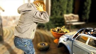 Максим играет в гонщика на детской машинке