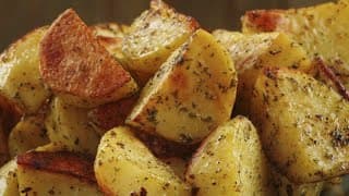 Pomme de terre cuites au four parfumées et croustillantes.😋👌