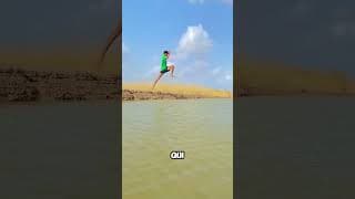 Saut en longueur au-dessus du canal d'eau