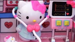 Jugando con el avión y la ambulancia de Hello Kitty