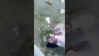 Petite plongée sous glace 🧊 insta👉🏼 @cleoppatre