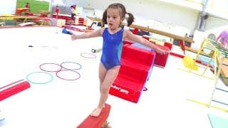 PREMIER COURS de GYMNASTIQUE INDOOR  FR - ENTRAINEMENT avant le CONCOURS ? - La Famille Démo Jouets