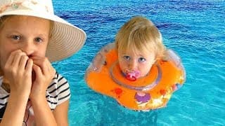 Alicia Fait la NANNY & le Baby Sitting avec MELISSA à la Plage