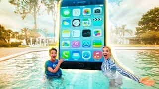 IPHONE GIGANTE  NA PISCINA  (PRETEND PLAY - HISTORINHA)