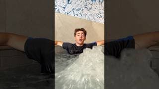 LES JEUNES DANS UNE PISCINE🫧🤣#humour #shorts