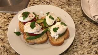 Простой завтрак для семьи | Яйцо пашот - Poached eggs CАМОЕ ПЕРВОЕ ВИДЕО рецепты в гостях у Вани!